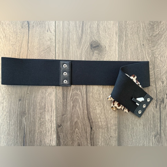 Betsey Johnson leopard/ cheetah print Flower Elastic Button Close belt size l/xl - Picture 5 of 7